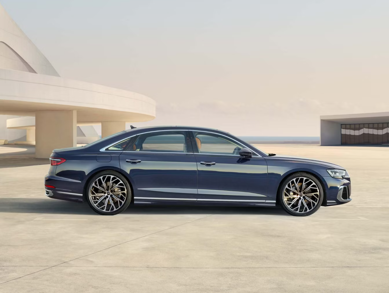 Tập trung vào sự thanh lịch – Kính cách âm và gói ngoại thất crom đều có trên Audi A8 L phiên bản Plus và Premium